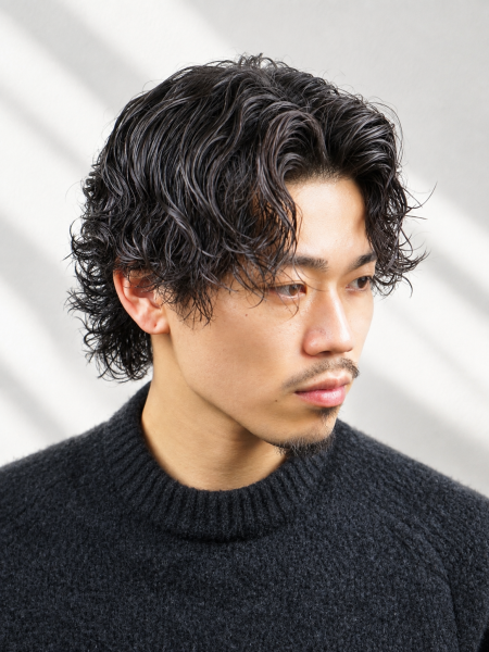 大人の色気を演出するミディアムウェーブ