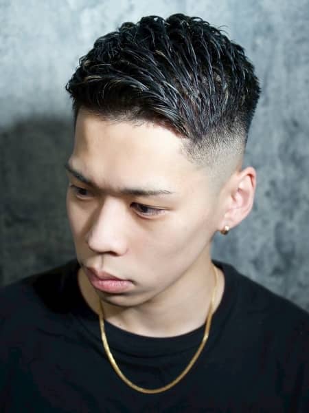 エッジと軽さが共存するスキンフェード×フェザーアップ