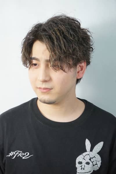 自然に動くセンターパートツイストスパイラル