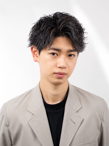 夏の終わりは清潔感あるメンズヘアに