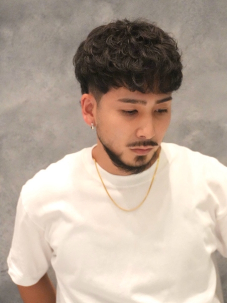大人の色気を演出する強めパーマ×フェード