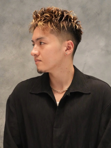 大人の色気を演出する強めパーマ×フェード