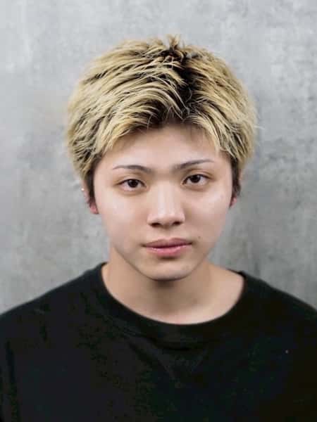 かりあげない金髪ショートで大人見せ