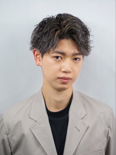 爽やかさと男らしさを両立するツイスパアップバング
