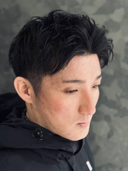 「アップバングで決まる、軽やかさが光る大人の爽やかヘア」