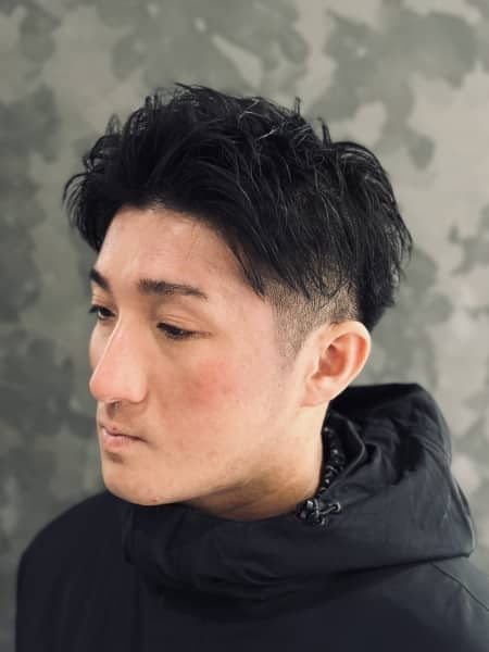 「アップバングで決まる、軽やかさが光る大人の爽やかヘア」