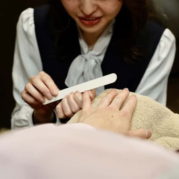 ビジネスシーンにもおすすめのネイルケア